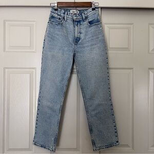 Abercrombie Curve Love Ultra High Rise 90s Straight Jean (Color: Light)
